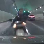 中国で目の前に突然現れたバイク、車と正面衝突し吹き飛ぶ