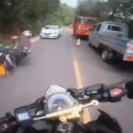 中国の道路を走っていたバイク、前のバイクと接触し車に轢かれる 中国の道路を走っていたバイク、前のバイクと接触し車に轢かれる