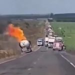 タンカーから火が…！タンカーが爆発して被害拡大