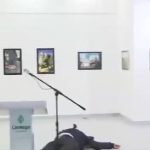 誰も予想していなく一瞬の出来事…ロシア大使がヒットマンに射殺される