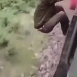 走行中の列車から身を乗り出した男、列車と一緒に走るも轢かれる