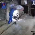 なぜ確認を怠ったのか…炭鉱で働く作業員、下へと落ちていく