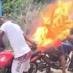 それは予想できなかった…オートバイから出た火で人が燃える それは予想できなかった…オートバイから出た火で人が燃える