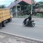 そんなところで右折するから…バイカーがトラックに突っ込んで終わる