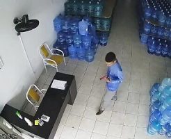 5524336934bfb3d748b.mp4-9