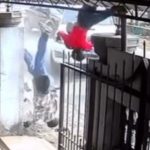 予期せぬ訪問者が空から飛んできた、オートバイが車と衝突