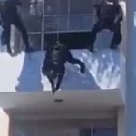 上にも注意しておかないと…人質を取っていた犯人、警察に上から撃たれる