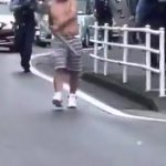 日本の路上で暴れる異常者、警察によって取り押さえられる