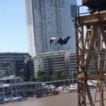 自らの人生に終止符を打つ、様々な方法で自殺する人たち