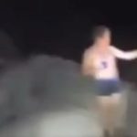 花火が爆発して手が破壊された酔っ払い、破壊された手を群衆に見せつける