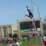 飛んでからも油断できない…棒高跳びの選手、棒が尻に刺さって絶叫