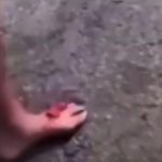 遊びでやってはいけない、ロシアンルーレットで足を撃つ