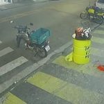 確実にターゲットを殺すヒットマン、2丁の銃で頭を撃ち続ける