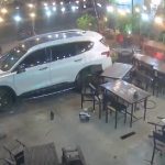 喧嘩ではなく殺人未遂事件、レストランに突っ込み男を轢き殺そうとする