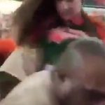 警官に拘束された女、警官を平手打ち→警官が女を殴り失神