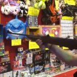 タイミングが最悪すぎる…射的で店員を撃ってしまい店員倒れる