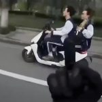 2人乗りのスクーターに中指立てたバイカー、前方不注意で事故る