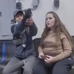 万引きの容疑者、警察に向けて銃を構え引き金を引くもジャムる