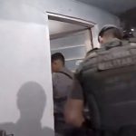 自殺を図った女の所に警察と消防士が駆け付けた後、女が意図的に家を爆破