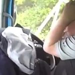 スマホをいじって派手に事故ったトラック運転手、頭を抱える