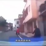 車の運転中にパニックになった女さん、アクセルとブレーキを間違えて人を轢く