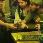 テンションが一気に下がる…腕相撲中に腕が骨折する男