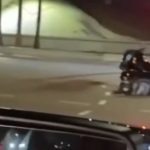 バイク事故を起こしたバイカー、バイクから離れるも車に轢かれる