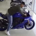 購入前に弁償確定…バイクに跨っていた男、ガラスを突き破る