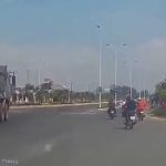 見えていなかった…トラックの目の前を走る自転車、轢かれる 見えていなかった…トラックの目の前を走る自転車、轢かれる