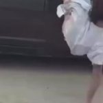 車から身を乗り出してケツを出すバカ、車から落ちる 車から身を乗り出してケツを出すバカ、車から落ちる