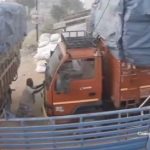 人間の力で止められるわけもなく…動くトラックに押し潰される作業員