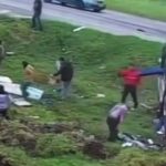 このバスに乗らなきゃよかった…バスが事故に遭い、乗客が投げ出される このバスに乗らなきゃよかった…バスが事故に遭い、乗客が投げ出される