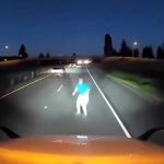 スクールバスは避けられない…自殺志願者がバスに轢かれる スクールバスは避けられない…自殺志願者がバスに轢かれる