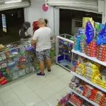 ただの客じゃなかった…後頭部を見せた店主を射殺するヒットマン ただの客じゃなかった…後頭部を見せた店主を射殺するヒットマン