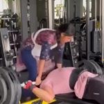 小柄の妻では力不足…バーベルを上げられない夫の首が絞められる 小柄の妻では力不足…バーベルを上げられない夫の首が絞められる