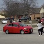 車に石を投げてくる女に運転手ブチギレ→車で女を轢く 車に石を投げてくる女に運転手ブチギレ→車で女を轢く