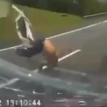 無茶な運転で車がクラッシュ→別の車が巻き込まれてしまう